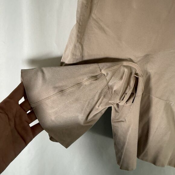 Spanx Shapewear Shorts Women's Medium Beige Pull On 7" Inseam Stretch - Picture 2 of 9